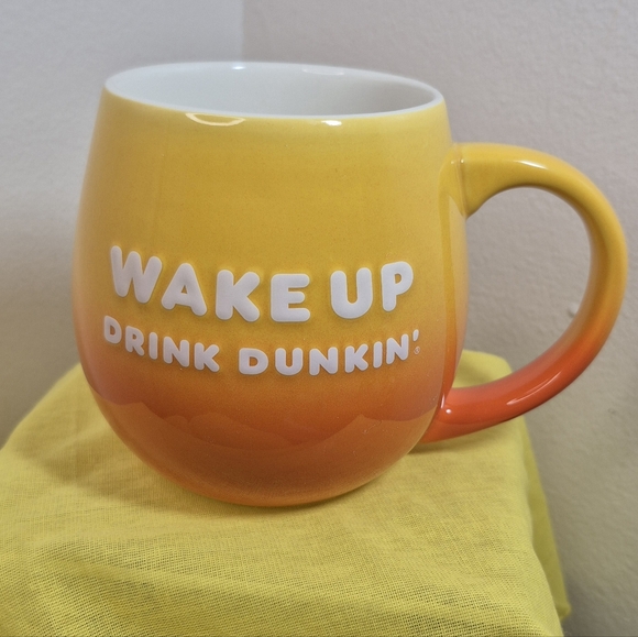 Wake Up Drink Dunkin' Be Awesome 2019 Coffee Mug 20 oz Yellow Orange Ombre NWOT - Picture 2 of 8